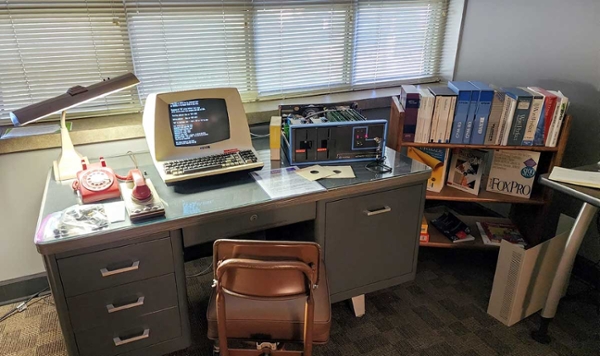 Vintage desktop computer sits on a desk at the Museum of Technology.