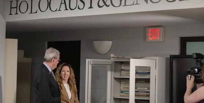 Mary Houghtaling gives a tour of the center to the governor of New Jersey. CREDIT: New Jersey Herald